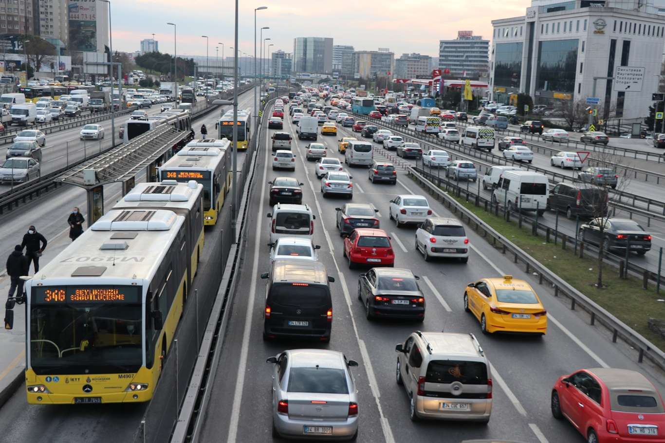  İstanbul'da haftanın son iş gününde trafik yoğunluğu oluştu